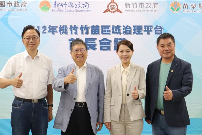 前總統馬英九10日呼籲用全民調決定侯柯配或是柯侯配，竹竹苗3縣市首長楊文科（左二起）、高虹安、鍾東錦聯名支持。桃園市長張善政（左一）則認為整合的時間不多，必須加快腳步。（資料照片）