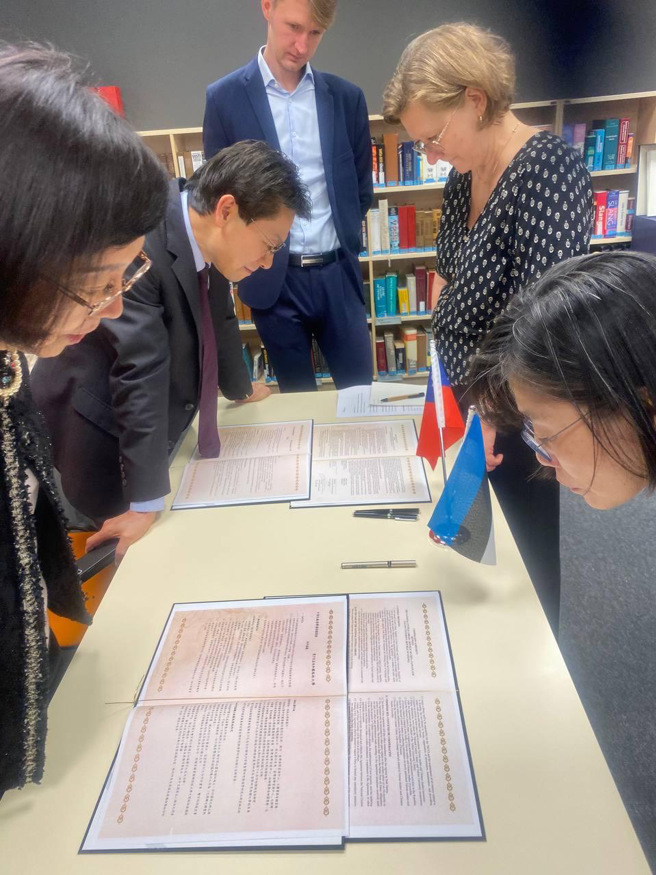 李大使及曾馆长阅读国图与塔林大学签署「台湾汉学资源中心」约本内容。（爱沙尼亚代表处提供）