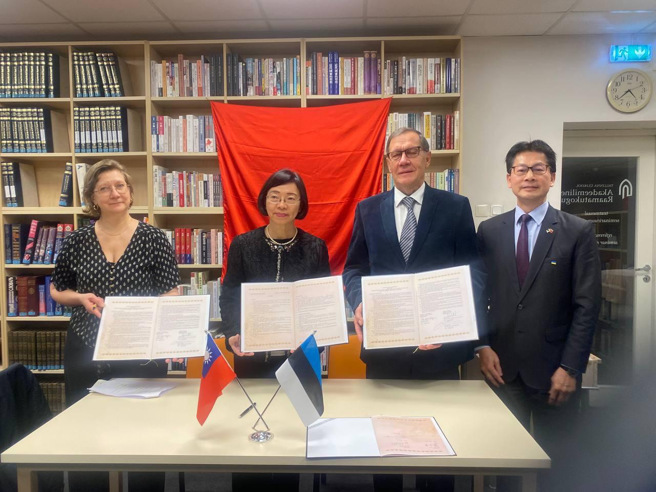 签约后，李大使与曾馆长及塔林大学学术图书馆Kollist馆长（右二）合影。