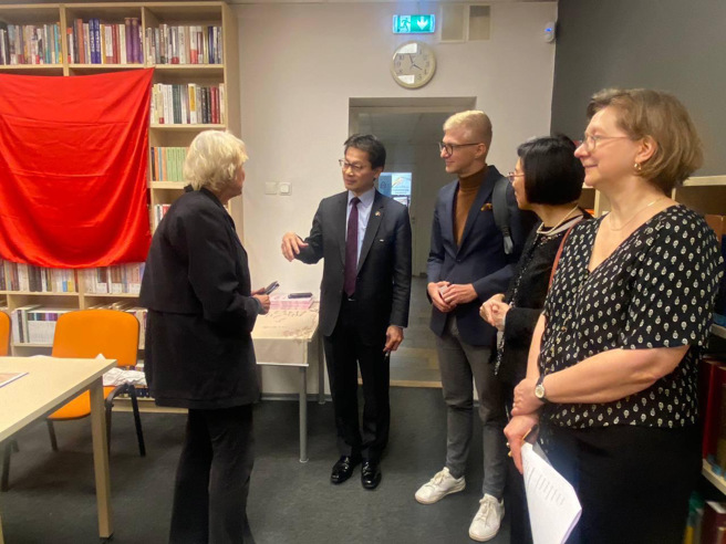 李大使向爱国前国会议员及友台小组裴克多主席交谈说明汉学资源中心。（爱沙尼亚代表处提供）