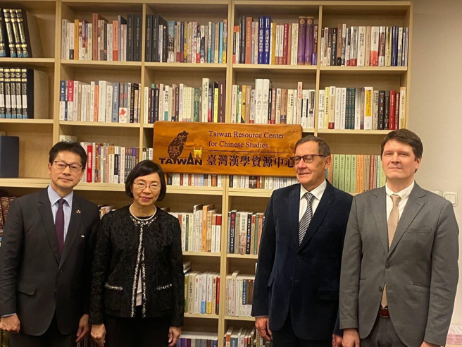 李大使与曾馆长、塔林大学学术图书馆Kollist馆长（右二）在「台湾汉学资源中心」牌匾及台湾图书专区前合影。（爱沙尼亚代表处提供）