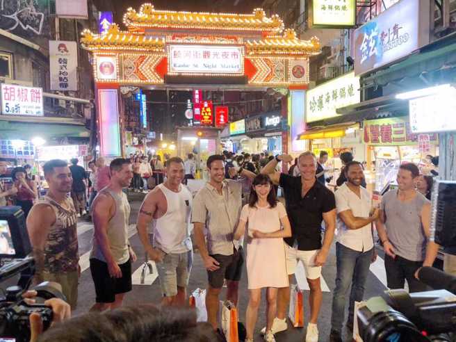 澳洲猛男消防员们在北捷大喝啤酒，被民眾拍下，领队坦言「很羞愧」。(图／许淑华脸书)