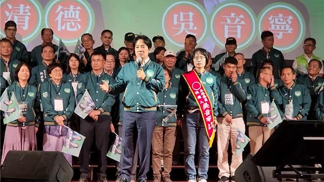 民進黨總統參選人賴清德開出幸福農業支票，與其描繪天邊雲彩，不如先看看腳下奄奄一息的小草！（孫英哲攝）