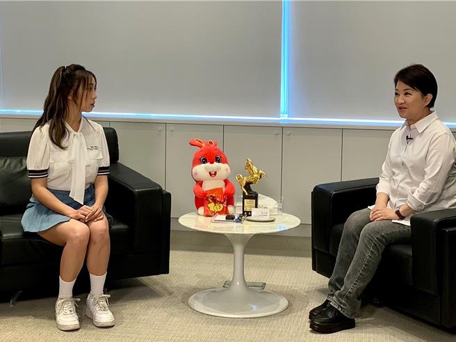 梁舒涵（左）、台中市長盧秀燕日前一起拍攝影片。（寬寬整合行銷提供）