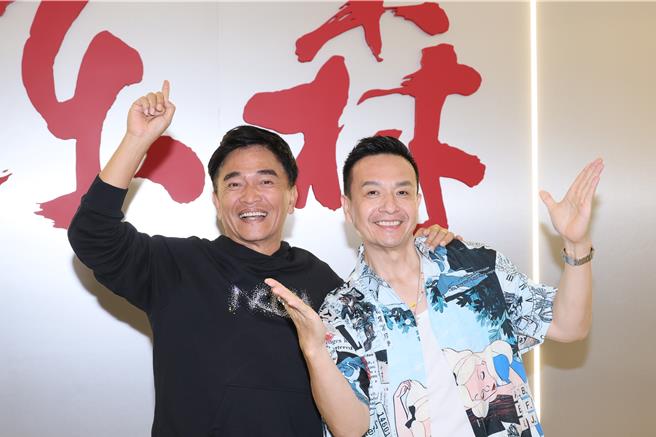 吳宗憲（左）、小鐘今為了直播合體。（池宗玲攝）