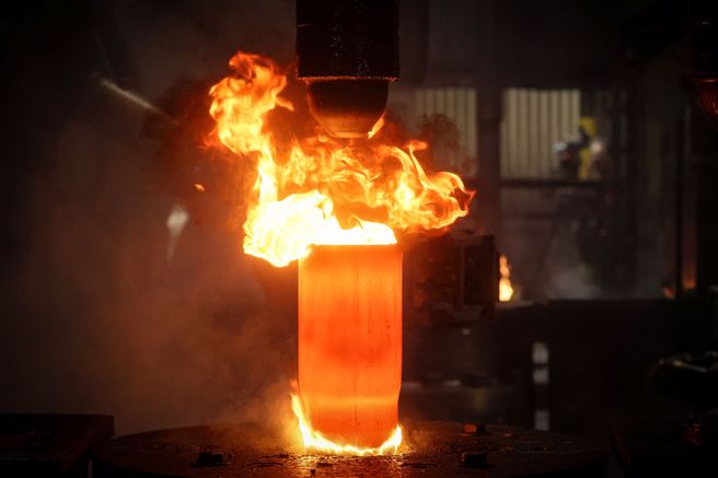 2023年2月16日，斯克兰顿陆军弹药厂制程中一枚炽热的155厘米炮弹资料照。（路透社）