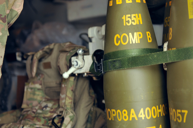 2017年2月9日，第 4 步兵师第 3 装甲旅级战斗队第 29 野战炮兵团第 3 营等待发射 155 毫米炮弹资料照。（DVIDS）
