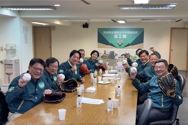 赖清德竞选团队核心成员拍动动，邱义仁很卡，郑丽君很仙。(曾薏苹截图)