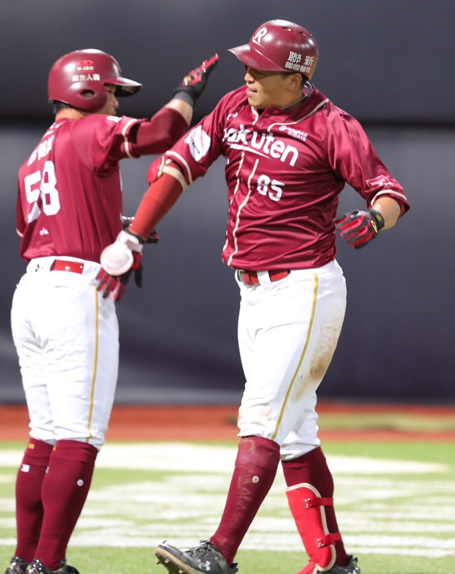 乐天桃猿朱育贤（右）敲出单场双响炮。（季志翔摄）