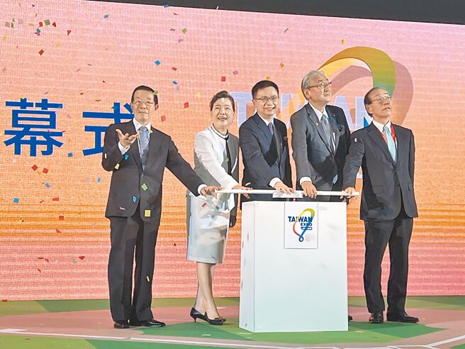 外貿協會9日首度前進日本舉辦「台灣形象展」，經濟部長王美花（左二）、貿協董事長黃志芳（中）、駐日代表謝長廷（左一），聯手為展覽揭開序幕。（王玉樹攝／東京傳真）