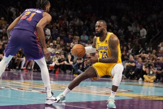 NBA》一眉哥復出攜手詹皇 湖人逆襲太陽驚險摘客場首勝