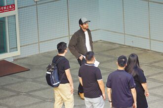 克里斯馬汀見台粉送簽名