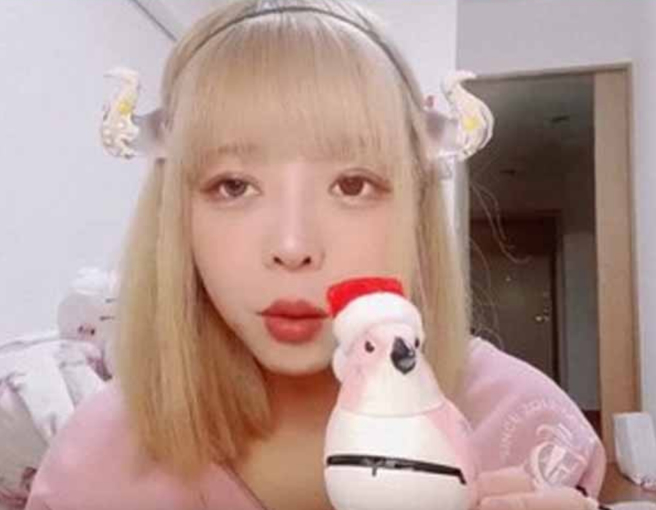 25岁的渡边麻衣，靠着自己在风俗店工作经验骗男人感情，还贩售「恋爱手册」，教女生如何骗乾爹的钱。(图／取自twitter)