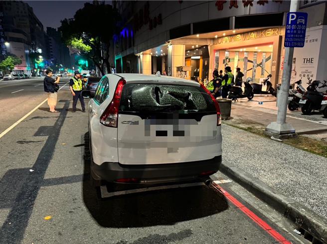 高雄新興區一處大樓前，群眾疑與大樓內酒店有糾紛，持棍棒砸毀門口停放的3台汽車、2台機車。（民眾提供／任義宇高雄傳真）