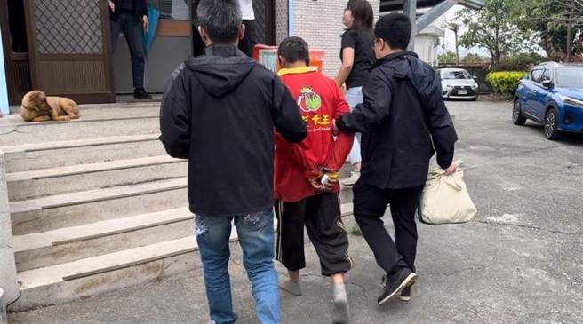 有性侵前科的江男，企图对夜归女子下毒手。（翻摄画面）