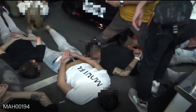 竹联帮仁堂明仁会伍姓男子等人屡次在树林区等地持械斗殴，甚至诱骗少女下海卖淫。画面为警方拘提伍男等人到案。（图 / 中时资料照）