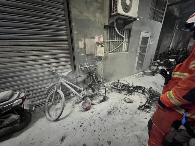 电动自行车在巷子里充电 ，突然起火燃烧全毁。（翻摄画面）