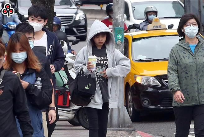 中央气象署预报指出，今天（１１日）东北季风影响，迎风面水气增多，基隆北海岸及宜兰地区降雨较明显且持续，并有局部大雨发生的机率，桃园以北地区有短暂雨，花东地区有局部短暂雨，外出建议携带雨具备用，竹苗及中南部地区为多云到晴的天气。（报系资料照）