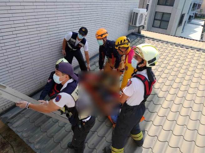 凶嫌逃跑時墜樓，腿部骨折送醫。（翻攝照片）