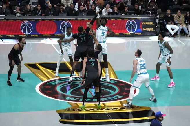 黄蜂与巫师的比赛。（美联社）