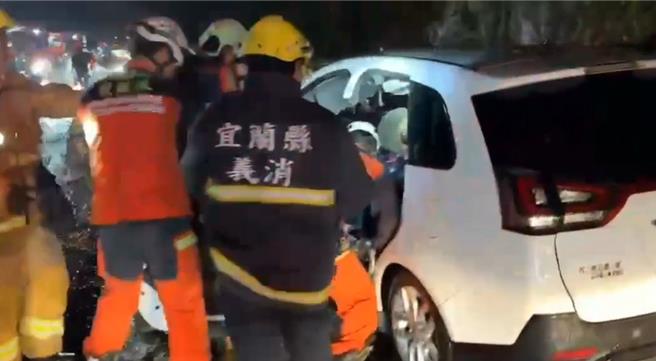 廖姓男子行经苏花公路遭落石砸中，经救护人员抢救后脱困。（宜兰县消防局提供／李忠一宜兰传真）