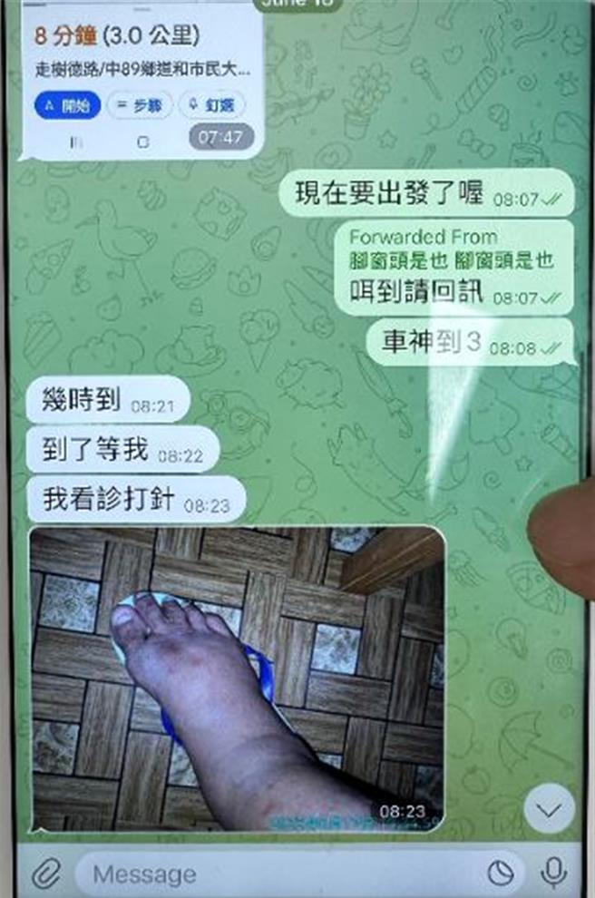 张嫌与毒虫对话过程，还秀出脚部肿胀照片。（警方提供／王煌忠台中传真