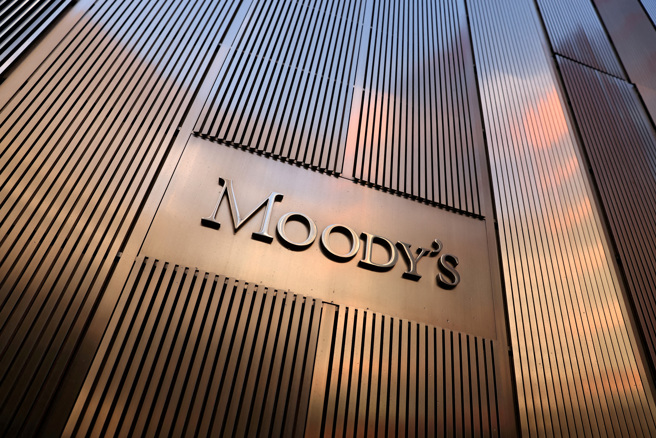 穆迪信评（Moody's）今将美国主权债务前景由稳定改为负面，并对国会「政治持续两极化」已威胁到美国财政实力表示警告。（图／路透社）

