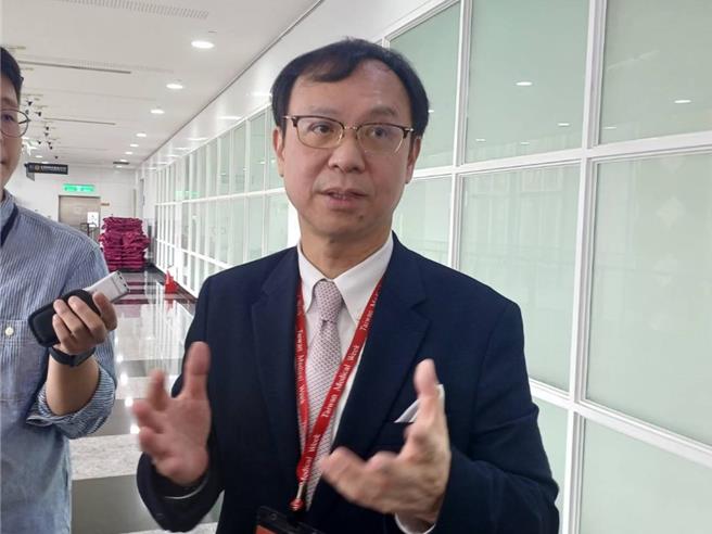 行政院規畫投入200億元經費幫醫事人員加薪，健保署長石崇良受訪表示，目前規劃針對護理師、醫檢師、放射師等醫事人員做全面性考量，後年實施沒有問題，正在努力是否提前至明年。（王家瑜攝）