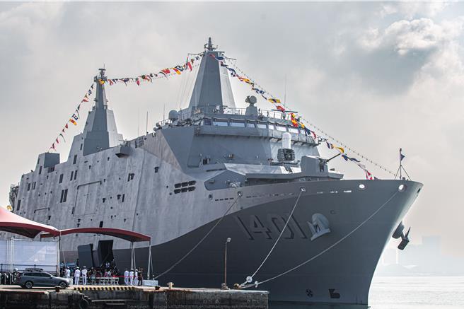 海军11日在高雄新滨营区举办「国防知性之旅」，现场展出台湾首艘自主研发建造的玉山舰、塔江舰和快速布雷艇。（袁庭尧摄）