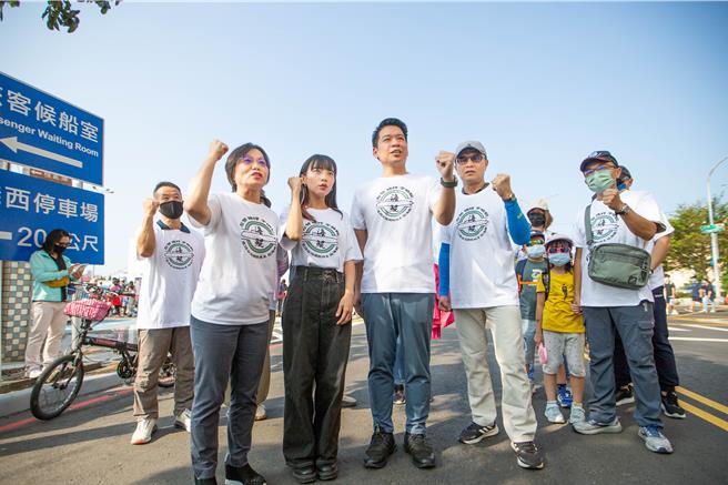 刘世芳、李柏毅、黄捷等人找来十多位退役军官及眷属，身穿「支持台湾国防自主、 挺海鲲」T恤，齐声喊「挺台湾、挺海鲲」。（袁庭尧摄）