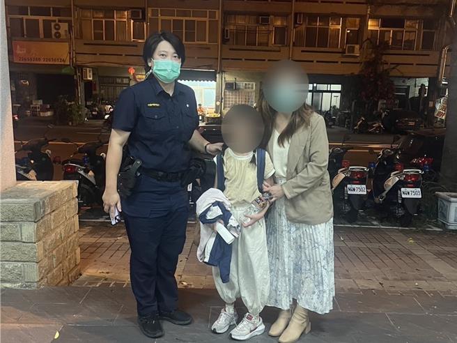 台中林姓女童下课返家迷路，经第三分局健康派出所警员王怡千暖心协助，顺利联繫上女童母亲，结束迷航记。（警方提供／王煌忠台中传真