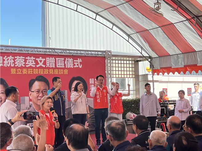 蔡英文總統11日到台中北屯福隆宮贈匾，力挺立委參選人莊競程。(林欣儀攝)