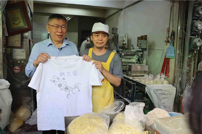 柯文哲11日上午参拜嘉义城隍庙后，前往嘉义市知名东市场扫街拜票，多家摊商索取签名。（吕妍庭摄）