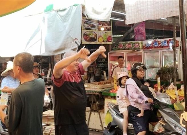 有民眾对着柯文哲一行人喝倒彩、比倒讚，反应两极、真实。（吕妍庭摄）