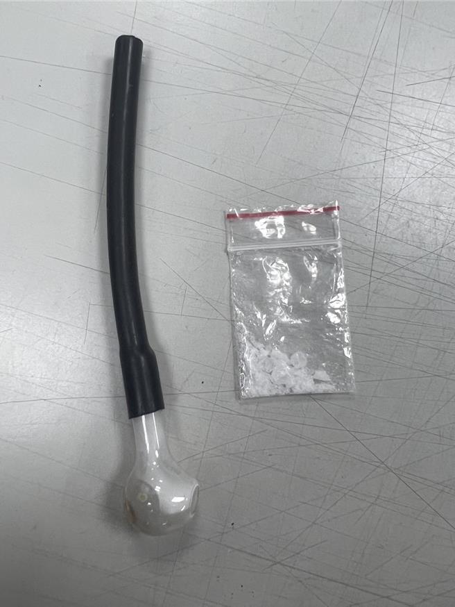 36岁周姓男子携带毒品遭警方盘查，谎报身分还拒检逃逸，警方追逐约1.5公里后逮人。（三重警分局提供）