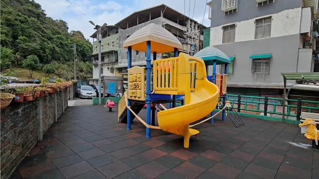 基隆市安樂區五福里的鄰里公園兒童遊具，因不符規範停用封閉。（張志康攝）
