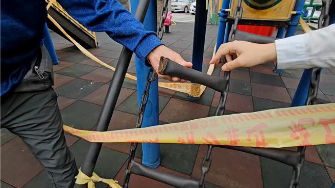 安樂區五福里兒童遊具年初封閉，但民眾發現遊具已經鏽蝕、斷裂，擔心兒童在附近遊玩，易肇生危險。（張志康攝）