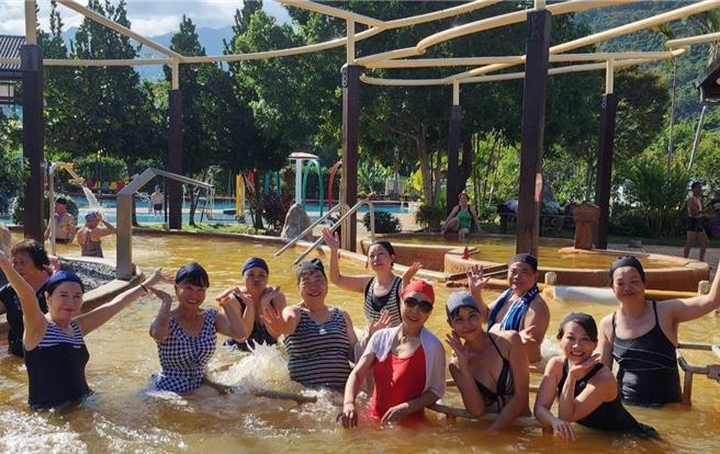 花蓮縣政府推出「花蓮溫泉專車」，提供一日遊及二日遊行程，適合全家出遊，報名爆滿，加碼延長到12月10日。（花蓮縣政府提供／王志偉花蓮傳真）