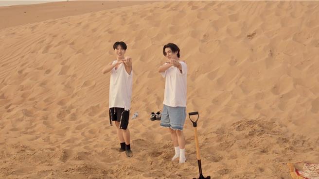 男团「SEVENTEEN」Joshua(右)发挥议价能力，与李升基达成在沙漠跳〈VERY NICE〉换取游戏打折机会。(中天综合台提供)