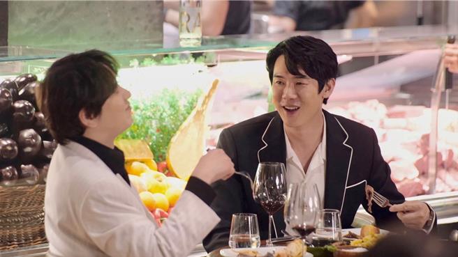 「Super Junior」圭贤(左)与柳演锡(右)在杜拜吃高檔牛排馆，喊花光旅费很值得。(中天综合台提供)