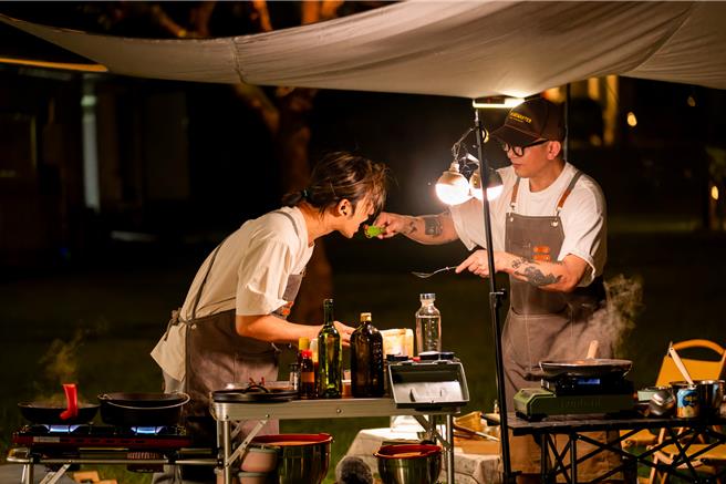 具俊晔带来拿手料理酱炒猪肉。（灰鱼影像提供）