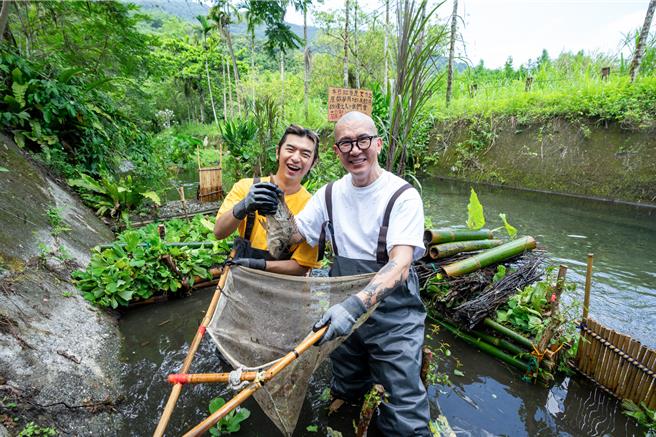 陈柏霖、具俊晔第一次捕到大鱼。（灰鱼影像提供）