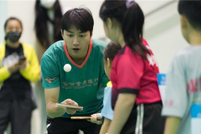 江宏杰重视孩子教育。（江宏杰工作室提供）