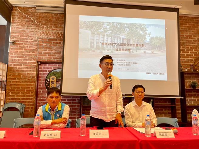 国民党立委江启臣（中）说，东势客家文化园区具地理优势，东丰路廊自行车道延伸至此，除发展新创购物站点，将来展演文化中心落成，进行文化展演，创造1日观光生活圈。10日举行「东势客家文化园区全区整体规画」成果说明会，东势文化园区2期计画，预计2024年初进行细部设计阶段、2025年启动2期工程。（江启臣服务处提供／张妍溱台中传真）