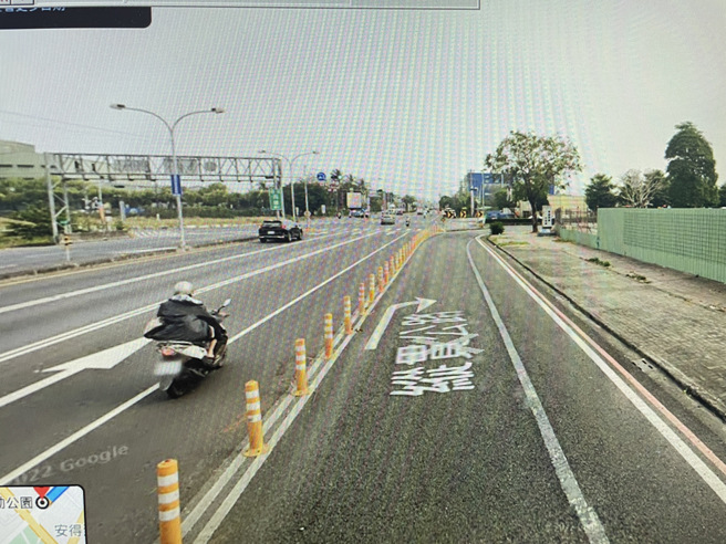 民眾PO文指出，在麟洛公园要往交流道的右转弯车道遭检举挨罚1200元，对此，屏警解释，凡有明确的转弯标线，都应打方向灯。（警方提供／谢佳潾屏东传真）