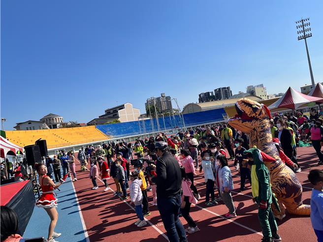 雅豐不動產團隊7年前開始舉辦「雅豐盃慈善公益健走」，只要1人參加、該企業就捐出100元做公益，去年活動相當熱鬧。(主辦單位提供)