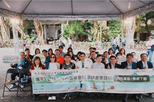 台大生物资源暨农学院今(11)日邀请数十位云林农民参与「台大USR云林农夫市集」，将其农畜牧产品带入校内展售和推广。(台大提供)