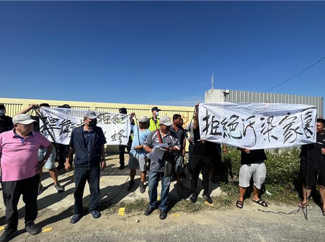 台灣卜蜂公司在雲林縣崙背鄉大有村南側設置養雞場，今年2月經村民抗議停工，沒想到10月又開始施工，11日20餘名村民到工地舉白布條抗議。（張朝欣攝）