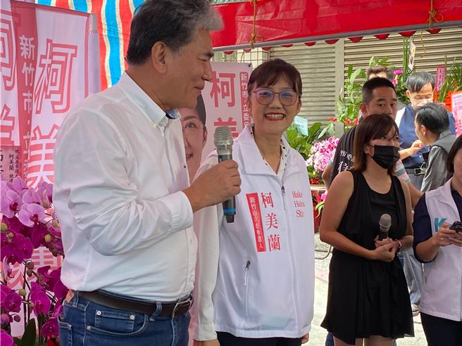前内政部长李鸿源（左一）11日为无党籍新竹市立委参选人柯美兰（左二）站台助选。（陈育贤摄）