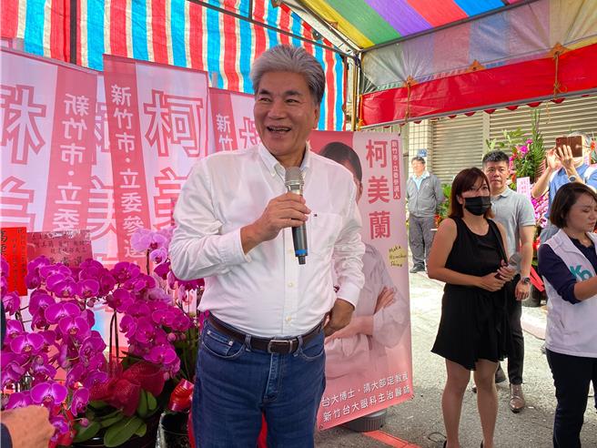 李鸿源开玩笑说，柯家人很奇怪，好好的医师不做要出来选举，警示立法院「水很深」哦。（陈育贤摄）